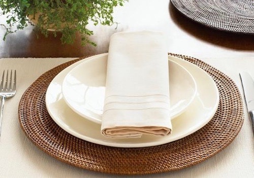c56af2e95f16bd60414edfe3659fdd13--traditional-dinnerware-table-decoration